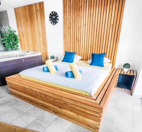 巴诺夫茨Apartments Sunrise Banovci的一间卧室配有一张木床和一个浴缸