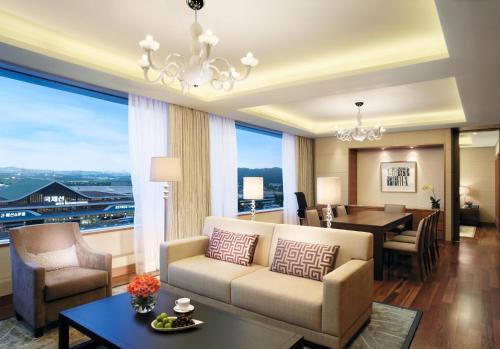 首尔LOTTE City Hotel Gimpo Airport的带沙发的客厅和用餐室