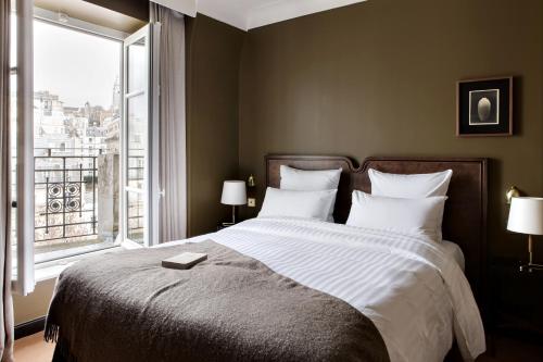 巴黎Hotel Rochechouart - Orso Hotels的一间卧室设有一张大床和大窗户