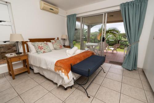 乌旺戈海滩Laguna La Crete 87的一间卧室配有一张床、一张桌子和一个窗户。