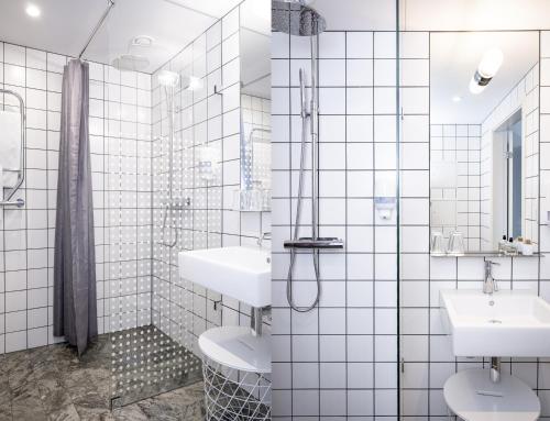 耶尔费拉HOOM Home & Hotel Järfälla的浴室设有2个水槽和2个卫生间
