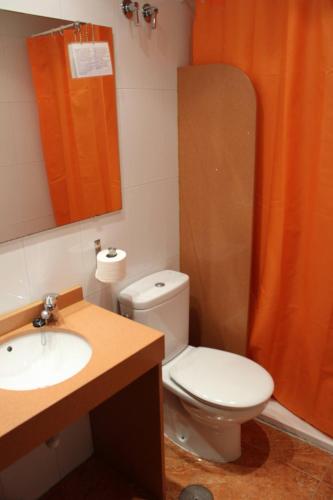 穆尔西亚塞古拉膳食公寓的一间带卫生间、水槽和镜子的浴室