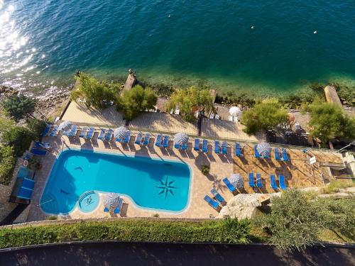 利莫内-苏尔加达HOTEL ASTOR的享有游泳池和大海的顶部景致
