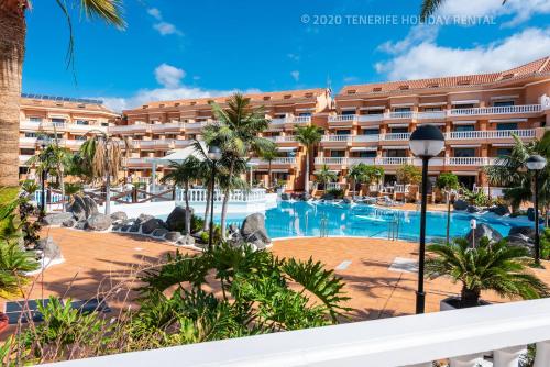 美洲海滩Tenerife Royal Gardens - Viviendas Vacacionales的从度假村的阳台上可欣赏到酒店景色