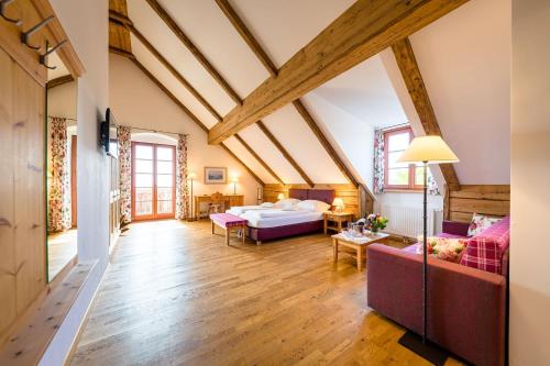 Haibach ob der DonauHoamat的客厅配有床和沙发