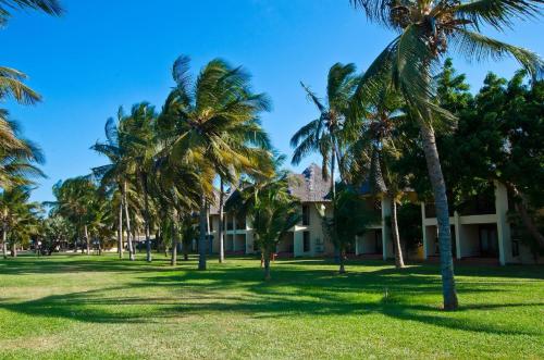 达累斯萨拉姆白沙度假酒店及会议中心的楼前一排棕榈树