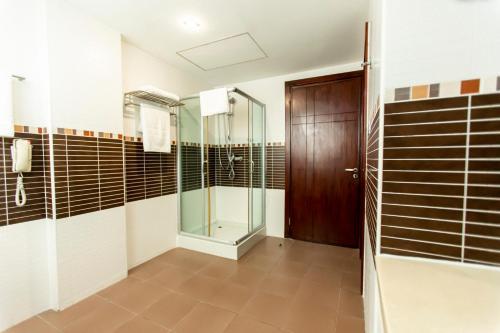 阿克拉贝斯特韦斯特精品阿克拉机场酒店的一间带步入式淋浴间和玻璃门的浴室