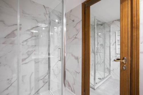 Unforgettable Split Level Jacuzzi Suite Navona - Top Collection的一间浴室
