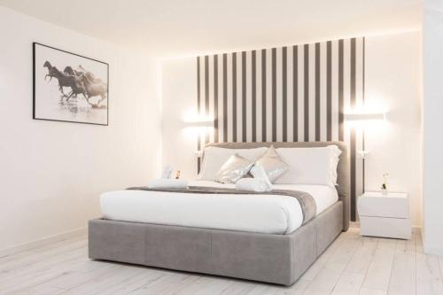 罗马Unforgettable Split Level Jacuzzi Suite Navona - Top Collection的白色卧室配有一张带两盏灯的大床