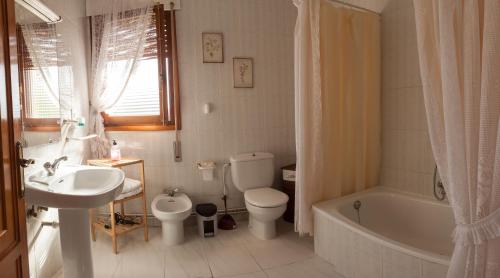 Apartamentos rurales La posada de Donato的一间浴室