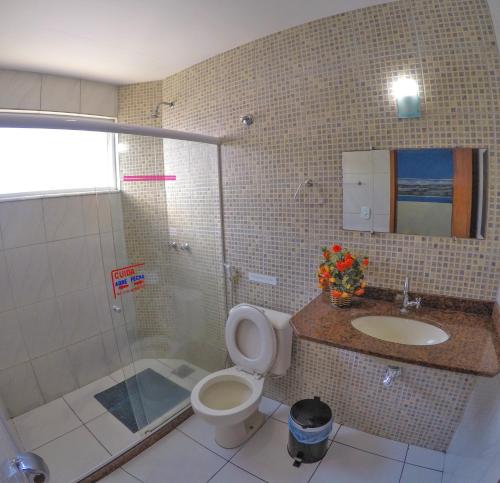 卡波布里奥阿加福特旅馆的带淋浴、卫生间和盥洗盆的浴室