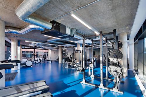 都柏林Highfield House的一间蓝色地板健身房和一间配备了机器的大房间