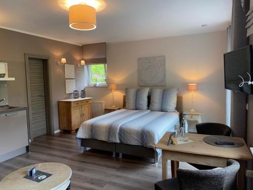 科赫姆魏恩堡菲伦豪斯旅馆的酒店客房配有一张床铺和一张桌子。