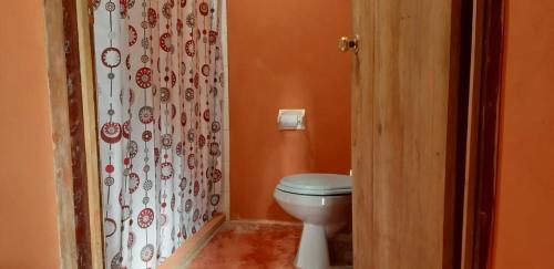 LacanjáCentro Ecoturistico Ya´ajche的一间带卫生间和淋浴帘的浴室