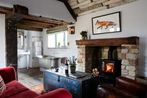 牛津牛津郡艺术家酒店的客厅设有壁炉和浴缸。