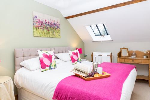 什鲁斯伯里Stoney Moat的卧室配有一张白色大床和粉色毯子