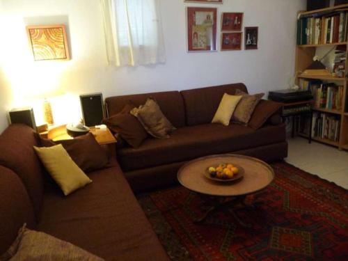 海法哈法湾艺术之家公寓的客厅配有沙发和桌子