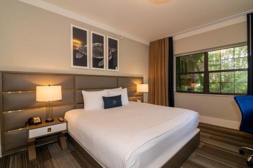迈阿密海滩圣胡安酒店客房内的一张或多张床位