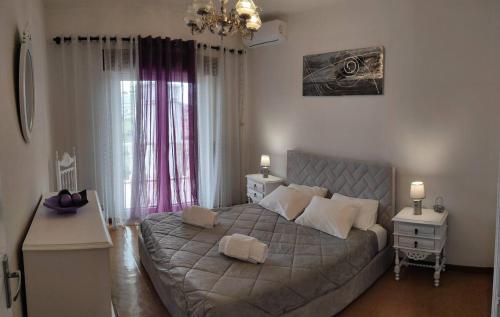 比索达雷加HOUSE DOURO的一间卧室配有一张带两张桌子和一扇窗户的床。