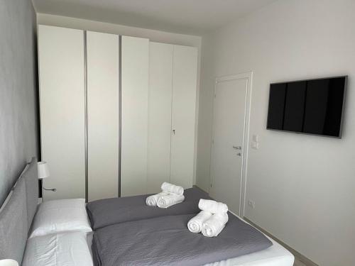 博尔扎诺CASA VITTORIA - SIEGESHAUS的一间卧室配有带毛巾的床