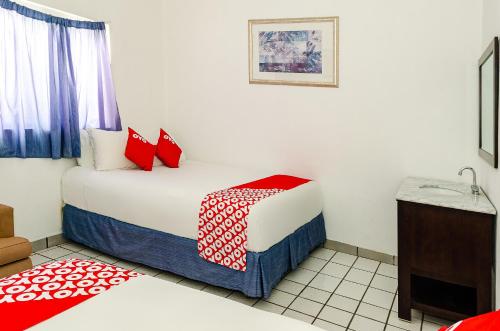 卡波圣卢卡斯OYO Hotel Cabo Del Sur, Cabo San Lucas的小房间设有床和水槽
