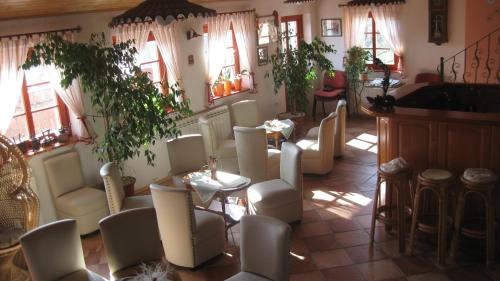 Vremski Britof杜瑟法多玛琪嘉农家乐的沙龙设有白色的椅子和桌子以及窗户