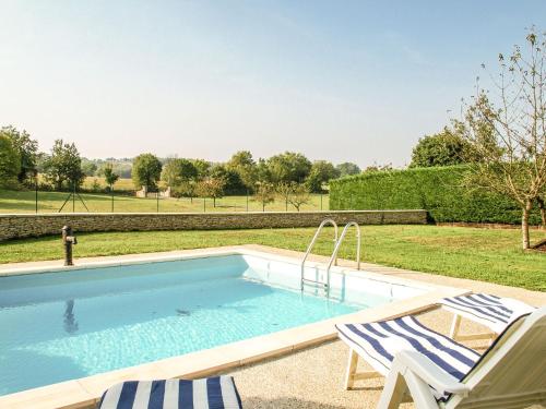 CressensacSuperb holiday home with pool的一个带两把草坪椅的游泳池