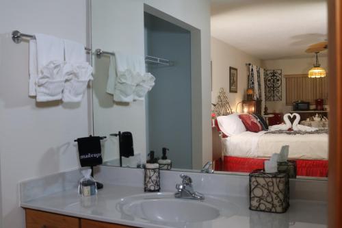 克里斯特尔里弗Crystal River Lullaby B&B的一间带水槽的浴室和一间带一张床的卧室