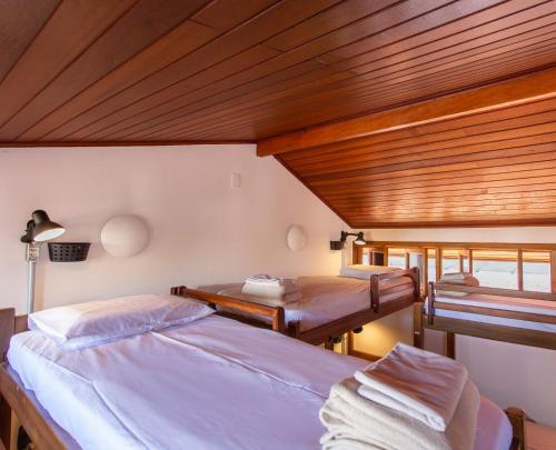 MADÁ hostel客房内的一张或多张床位
