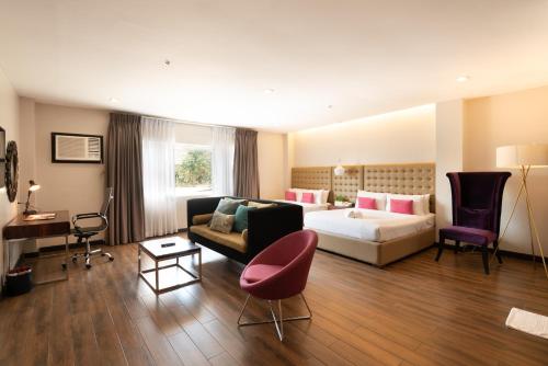 达古潘莱诺克斯酒店的酒店客房,配有床和沙发