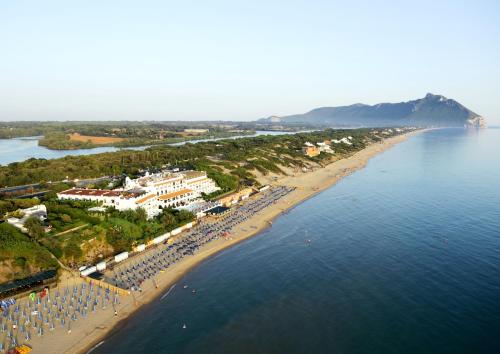 萨包迪亚乐顿妮酒店的享有海滩和海洋的空中景致