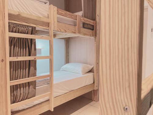 小琉球岛InnOcean在海裡潛水旅宿 Liuqiu Dive Hostel的客房内的两张双层床