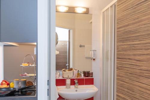 维也纳维也纳参议员酒店的浴室配有白色水槽和台面