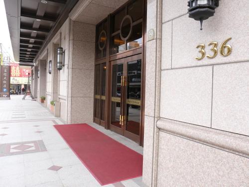台南台南富信大饭店的门前有红色地毯的建筑