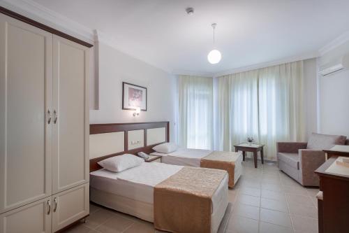 阿拉尼亚Kaila City Hotel的酒店客房,设有两张床和一张沙发