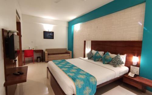 舍地寺庙景观酒店的一间卧室设有一张蓝色墙壁的大床