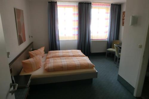 萨勒河畔哈雷艾根酒店的酒店客房设有一张床和两个窗户。