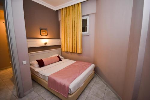 马尔马里斯Pasahan Apartments的一间小卧室,配有床和窗户