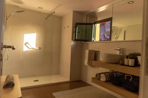萨洛夫雷Salobre Golf Villa 3 Premium的一间带玻璃淋浴和水槽的浴室