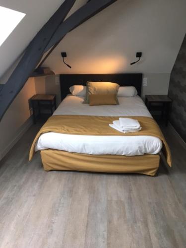 Saint-Quentin-les-AngesLe Relais的阁楼上的卧室配有一张大床