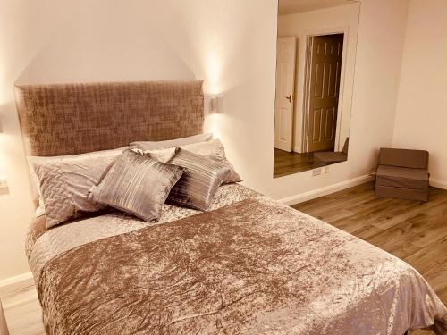 伦敦德里Waterside Star的一间卧室配有一张大床和两个枕头