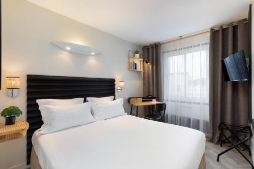 里昂Hôtel Chromatics & Restaurant Hill Club by HappyCulture的卧室设有一张白色大床和一扇窗户。