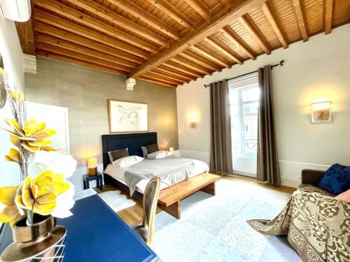 沙特尔马诺伊城市休闲酒店的卧室配有一张床和一张桌子