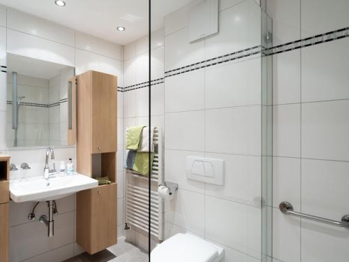 文斯Haus Ausblick的带淋浴、卫生间和盥洗盆的浴室