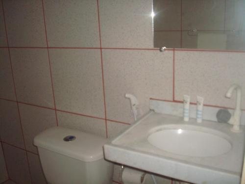 新巴拉索尔达巴拉旅馆的一间带水槽、卫生间和镜子的浴室