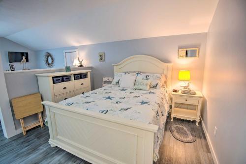 威尔斯Charming Studio Less Than 10 Miles to Wells Beaches!的卧室配有一张白色的大床和床头柜。