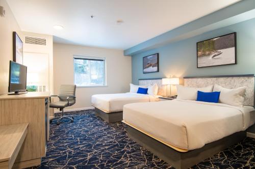 西沃德Gateway Hotel的酒店客房设有两张床和一台平面电视。