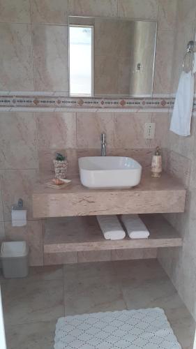 伊瓜苏Pousada recantoceccataratas的一间带水槽和镜子的浴室
