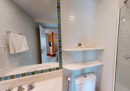 圣保罗伊斯坦广场酒店的带浴缸、卫生间和盥洗盆的浴室