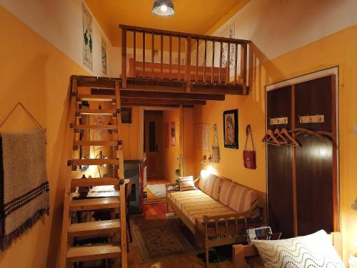 内戈廷Base Camp - Urban Guerrilla的客厅配有高架床和沙发
